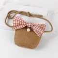 Detailansicht der handgefertigten Strohtasche mit karierter Schleife und Perle - Khaki