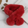 Écharpe rouge en fausse fourrure pour enfants avec design croisé et pompons doux - Rouge