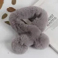 Écharpe croisée en peluche grise pour tout-petits avec pompons doux pour l'hiver - Gris