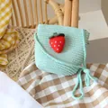 Borsa a tracolla in paglia verde menta per bambini con ciondolo a forma di fragola in peluche - Verde Lago