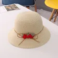 Beige strohoed voor meisjes met rode aardbeien en een bruin koordje als versiering - Eén maat / Beige Strohoed