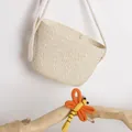 Bolso bandolera de paja tejida crema para niños con detalle de colgante libélula - Talla Única (Ajustable) / Beige