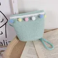 Mintgrüne handgewebte Strohtasche mit bunten Pompons für Kinder im Strandstil - Einheitsgröße / Seeblaue Tasche