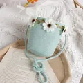 Bolso cubo de paja trenzada azul claro para niños con margaritas y correa larga - Azul lago / Monedero