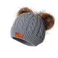 Bonnet tricoté gris pour enfants avec doubles pompons marron et écusson en cuir - Taille unique / Gris