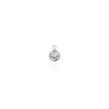 Detalle macro de un colgante minimalista bañado en plata 18K con una circona redonda pura - Plateado