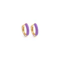 Détail des boucles d'oreilles huggie plaquées or 18K avec finition en émail violet vif - Violet