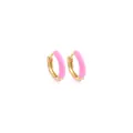 Gros plan de boucles d'oreilles créoles dorées avec finition en émail rose élégant - Rose