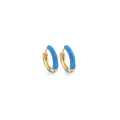 Détail de créoles plaquées or 18 carats avec incrustation d'émail bleu vif et fini poli - Bleu ciel