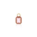 Dettaglio macro del ciondolo rettangolare placcato oro 18K con zircone rosa e smalto - Rosso