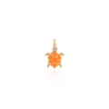 Makro-Detail des 18K Gold Schildkröten-Anhängers mit Emaille und Zirkonia Steinen - Orange