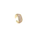 Detail eines 18K vergoldeten Rings mit rosa Zirkonia im Baguetteschliff und Pavé-Diamanten - Rosa