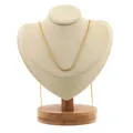 Collier géométrique anneau O plaqué or 18 carats présenté sur un support à bijoux - Or