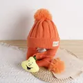 Orangefarbenes Strickset für Babys mit Mütze, Schal, Bommel und süßem Birnen-Dekor - Birnenpuppe-Stil / Orange