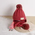 Dunkelrotes Strickset für Kinder mit Mütze, Schal, Kunstfellbommeln und süßer Wassermelone - Wassermelonenpuppe-Stil / Ziegelrot