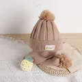 Khaki Strickmütze und Schal Set mit Bommeln und süßem gelbem Ananas-Plüschanhänger - Ananaspuppe-Stil / Beige