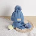 Ensemble bonnet et écharpe tricotés pour enfants bleu Morandi avec pompons et écussons - Bleu