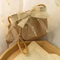 Bolso bandolera de paja para niña con lazo de encaje y perlas en color beige - Estilo de Lazo de Encaje / Caqui