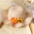 Chapeau de soleil rose pour fille avec bord en dentelle et fleurs sur plateau en bois - Chapeau / Rose Poudré