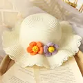 Chapeau de soleil en paille beige pour filles avec bord ondulé et fleurs décoratives - Chapeau / Crème