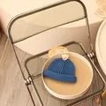Blaue gerippte Strickmütze für Kinder mit niedlichem weißem Plüschbären-Ornament - Einheitsgröße / Dunstblau