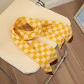 Kinder-Strickschal mit gelbem Schachbrettmuster und braunen Kanten für den Winter - Gelb Colorblock Karo