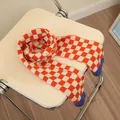 Kinder Schal mit orange-weißem Schachbrettmuster und blauem Rippstrickrand - Orange Farbblock Gitter