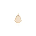 Detalle del colgante de Buda bañado en oro de 18K con piedra verde y circonitas incrustadas - Blanco Roto