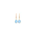 Dettaglio di orecchini a goccia placcati oro 18K con pietre blu e perle bianche sottili - Azzurro