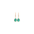 Dettaglio di orecchini in oro 18K con pietre verdi a goccia e piccole perle bianche - Verde Scuro