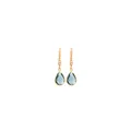 Dettaglio orecchini placcati oro 18K con perle e cristallo a goccia blu profondo - Blu zaffiro
