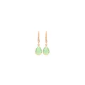 Dettaglio di orecchini a goccia placcati oro 18K con cristallo verde e piccole perle - Verde fluorescente