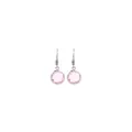 Détail macro de boucles d'oreilles argentées avec zircons roses ronds à facettes et crochets - Rose