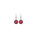 Détail macro de boucles d'oreilles crochet en argent avec cristaux rouges ronds - Bordeaux