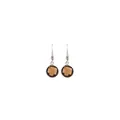 Détail de boucles d'oreilles en plaqué or 18K avec zircons marron et crochets en argent - Café