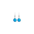 Détail de boucles d'oreilles argentées avec cristal bleu rond et accents en micro-pavé - Bleu ciel