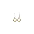 Détail macro de boucles d'oreilles argentées avec pierres jaunes rondes et crochets d'oreille - Champagne