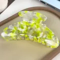 Große Acetat-Haarklammer mit neongrünem und weißem Marmormuster auf beigem Tablett - Fluoreszierendes Grün 10.5cm