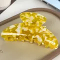 Große Haarklammer aus Acetat in Gelb und Creme mit stilvoller Marmorierung für Damen - Ananasgelb 10.5cm