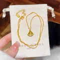 Dettaglio della collana con ciondolo a ventaglio dorato con piccoli cristalli su borsa - Collana di clavicola a forma di ventaglio con strass (A481)