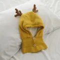 Passamontagna lavorato a maglia giallo per bambini con corna di renna e bottoni - Giallo