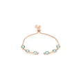 Vue détaillée du bracelet en or rose avec six pierres bleu clair et fermoir réglable - Bleu lac
