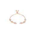 Gros plan sur un bracelet ajustable plaqué or 18 carats avec pierres brunes et fermoir - Ambre