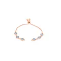 Détail du bracelet ajustable en or rose orné de six cristaux bleus ronds - Bleu saphir