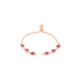 Détail d'un bracelet plaqué or 18K avec six gemmes rouges et fermoir coulissant - Rouge Foncé