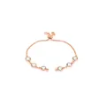 Détail du bracelet bolo en or rose avec six pierres vertes et fermoir coulissant réglable - Vert clair