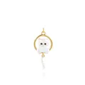 Pendentif chat exquis plaqué or 18K avec émail blanc et détails d'yeux en zircon bleu - Blanc