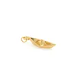 Macro-opname van de 18K vergulde origami boot hanger met een gepolijste spiegelafwerking - Goud