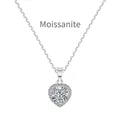 Collar de plata S925 con colgante de corazón y diamante moissanita redondo brillante - Estilo Halo Corazón (DO191234) / Piedra Principal de 1 Quilate / Oro blanco