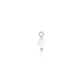Vista macro del ciondolo marquise con gemma rosa e castone in argento micro-pave - Rosa